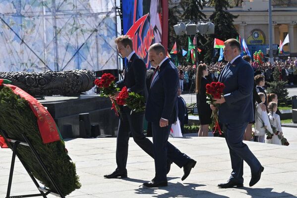 Сыновья президента возложили цветы к монументу Победы. - Sputnik Беларусь
