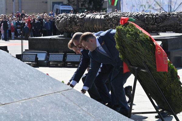 Виктор, Дмитрий и Николай Лукашенко возложили цветы к монументу Победы 9 мая 2022 года. - Sputnik Беларусь