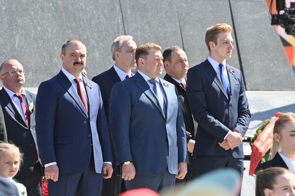 Виктор, Дмитрий и Николай Лукашенко на площади Победы. - Sputnik Беларусь
