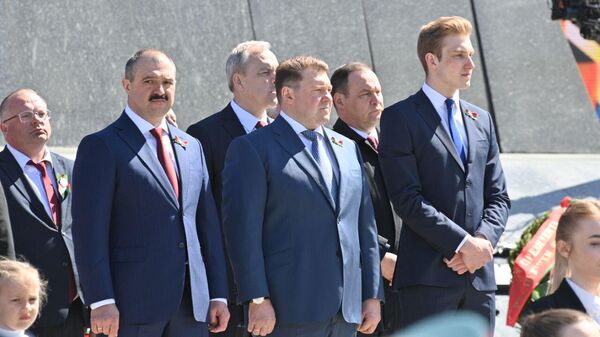 Виктор, Дмитрий и Николай Лукашенко возложили цветы к монументу Победы 9 мая 2022 года - Sputnik Беларусь