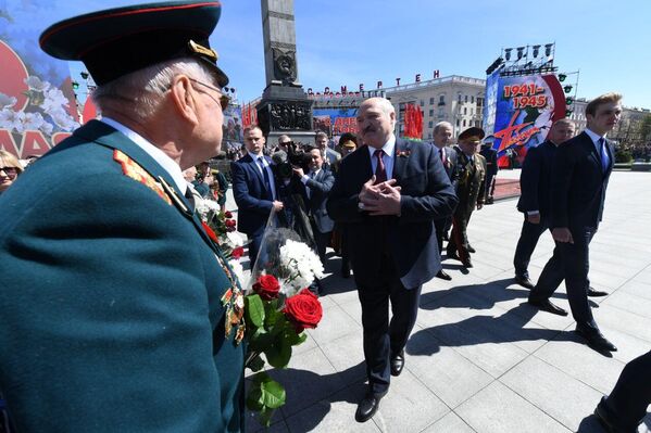 Александр Лукашенко приветствует ветеранов и участников праздника на площади Победы. - Sputnik Беларусь