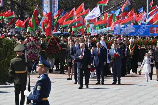 Президент Беларуси Александр Лукашенко с сыновьями в День Победы - Sputnik Беларусь