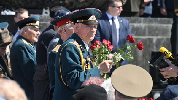 Ветераны и участники Великой Отечественной войны 9 мая 2022 года на площади Победы - Sputnik Беларусь