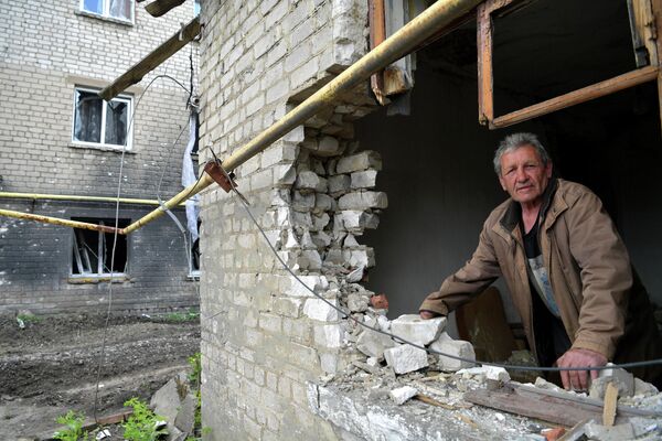 Мужчина в своем разрушенном доме. - Sputnik Беларусь