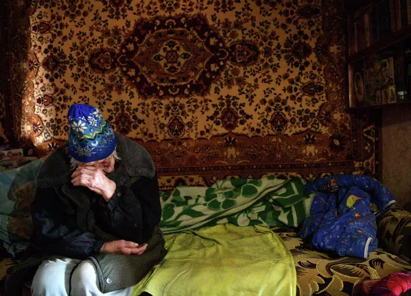 Жанчына ў сваёй кватэры ў Папаснай. У 2021 годзе ў горадзе пражывала каля 20 тысяч чалавек. - Sputnik Беларусь