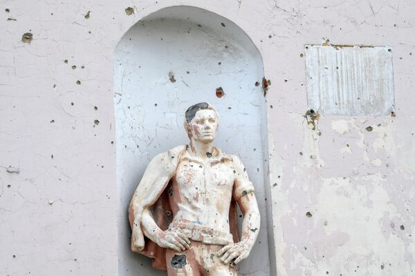 Пашкоджаная ад абстрэлаў статуя на чыгуначным вакзале. - Sputnik Беларусь