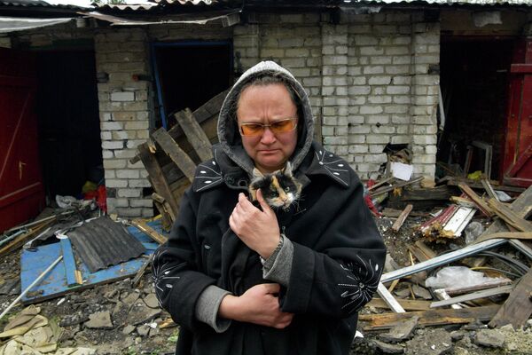 Женщина с кошкой в разрушенном частном секторе. - Sputnik Беларусь