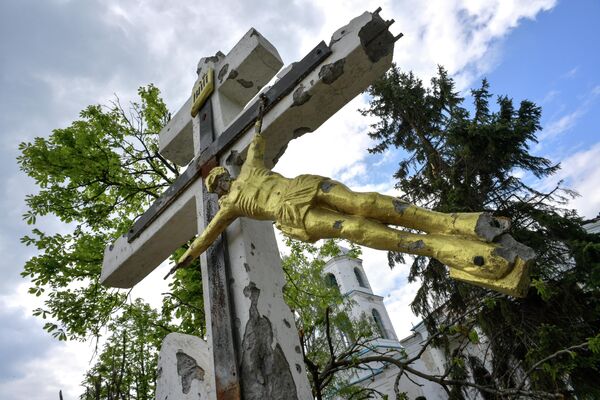 Поврежденное распятие Христа у храма в Попасной. - Sputnik Беларусь