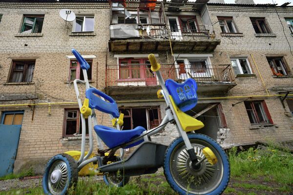 Детский велосипед у жилого дома. - Sputnik Беларусь