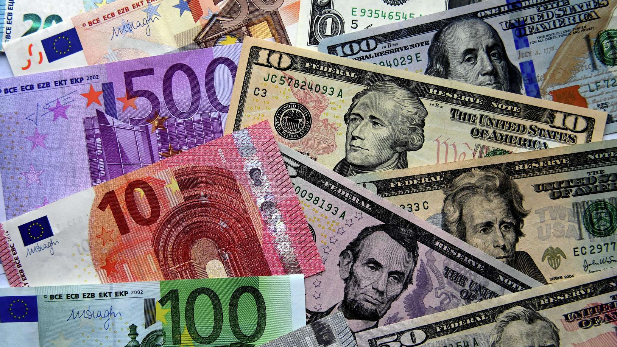 Доллар евро в краснодаре. Доллар и евро. Купюры евро и доллара. Фото долларов и евро. Валюта доллар евро.