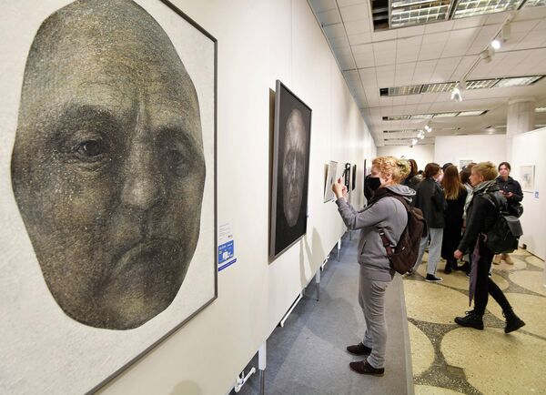 На выставке представлено 550 произведений современных белорусских художников. - Sputnik Беларусь