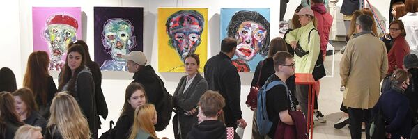 В первый день работы выставка Арт Минск 2022 вызвала небывалый интерес у ценителей искусства - Sputnik Беларусь