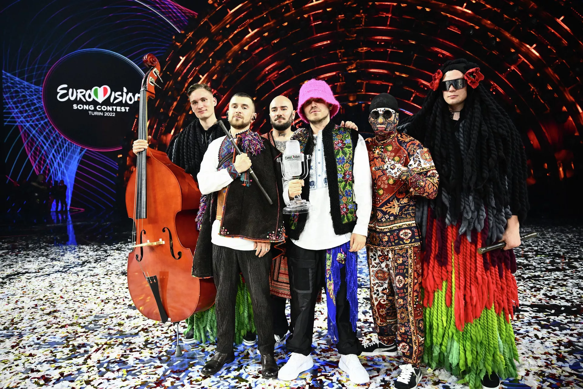 Участники группы Kalush Orchestra позируют на сцене после победы на конкурсе песни Евровидение-2022 - Sputnik Беларусь, 1920, 15.05.2022