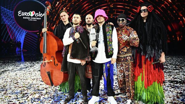 Участники группы Kalush Orchestra позируют на сцене после победы на конкурсе песни Евровидение-2022 - Sputnik Беларусь