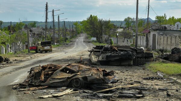 Сгоревшая военная техника и автомобили на одной из улиц в городе Рубежное - Sputnik Беларусь