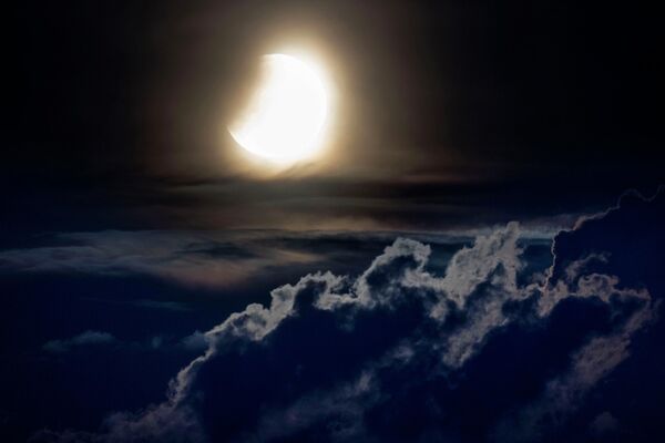 Лунное затмение над холмами гор Таунус недалеко от Франкфурта, Германия. - Sputnik Беларусь