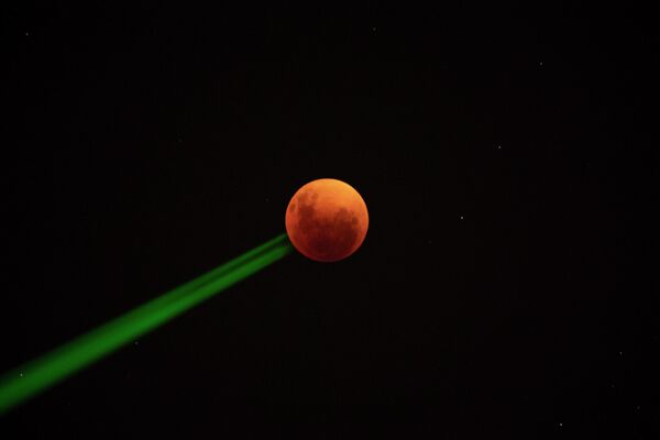 Кровавая луна видна во время полного лунного затмения в Сантьяго. - Sputnik Беларусь