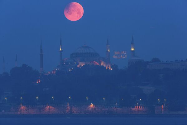 Полная луна поднимается над собором Святой Софии в Стамбуле, Турция. - Sputnik Беларусь