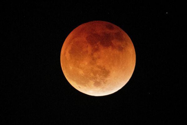 Первая кровавая луна года в Темпл-Сити, Калифорния. - Sputnik Беларусь