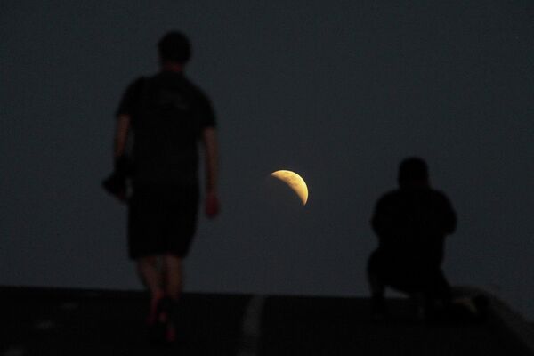 Люди фотографируют лунное затмение во время первой кровавой луны года в Ирвиндейле, штат Калифорния. - Sputnik Беларусь