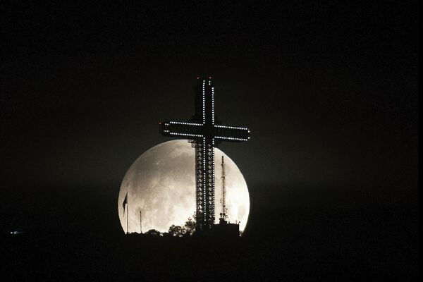Луна видна во время полного лунного затмения в Скопье, Северная Македония. - Sputnik Беларусь