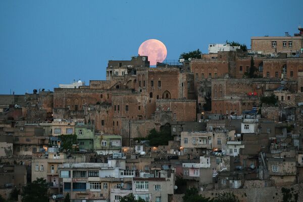 Полная луна поднимается над историческим центром города Мардин, известным своими каменными домами, на юго-востоке Турции. - Sputnik Беларусь