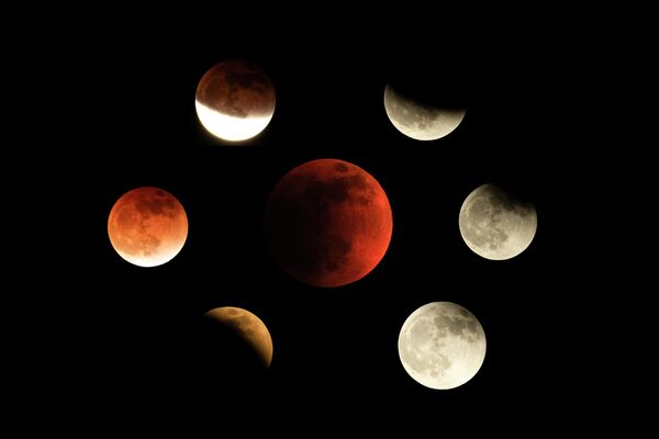 Эта комбинация фотографий показывает Луну на различных стадиях полного лунного затмения во время первой кровавой луны года. - Sputnik Беларусь