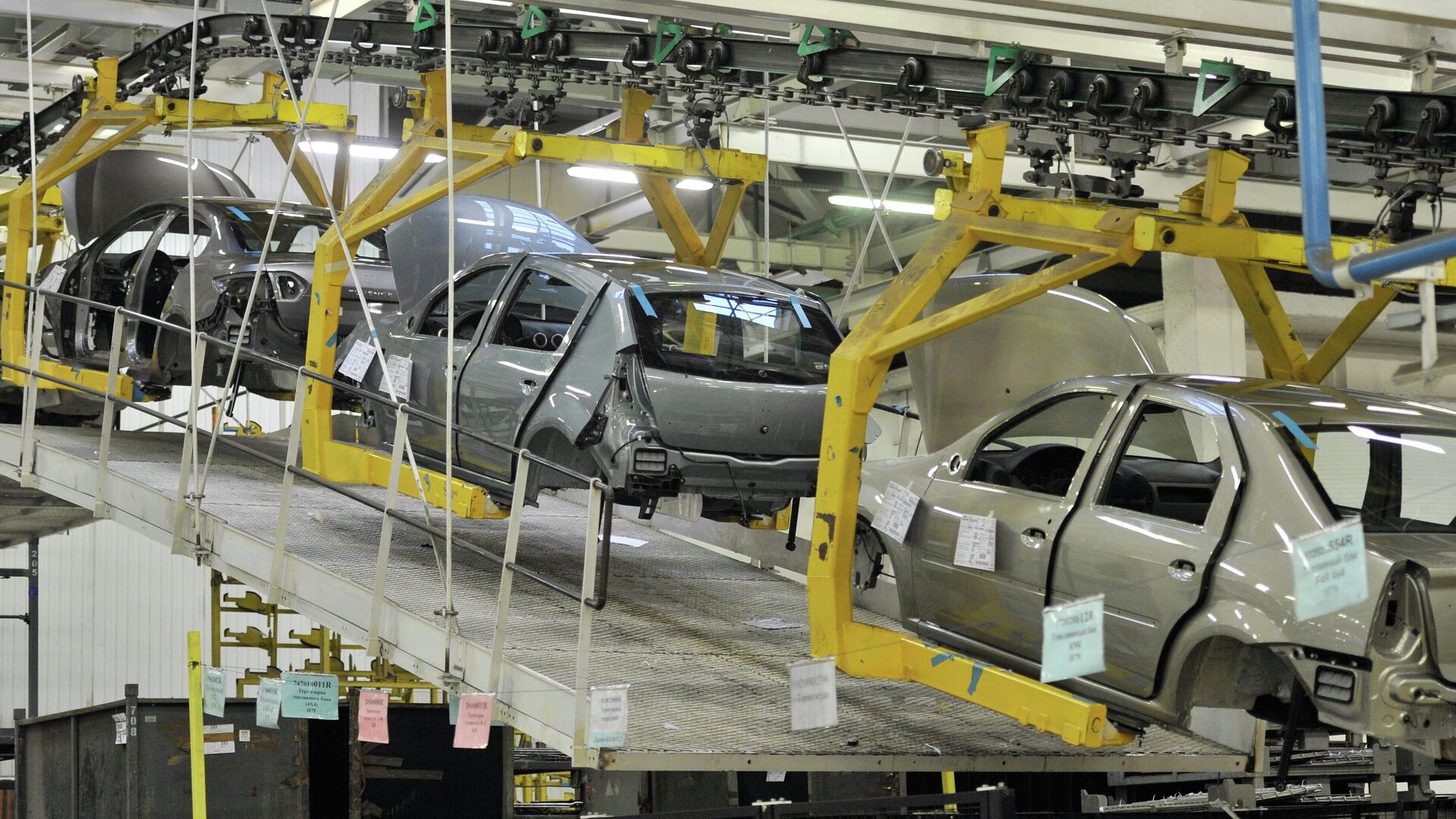 Сборочный конвейер завода 