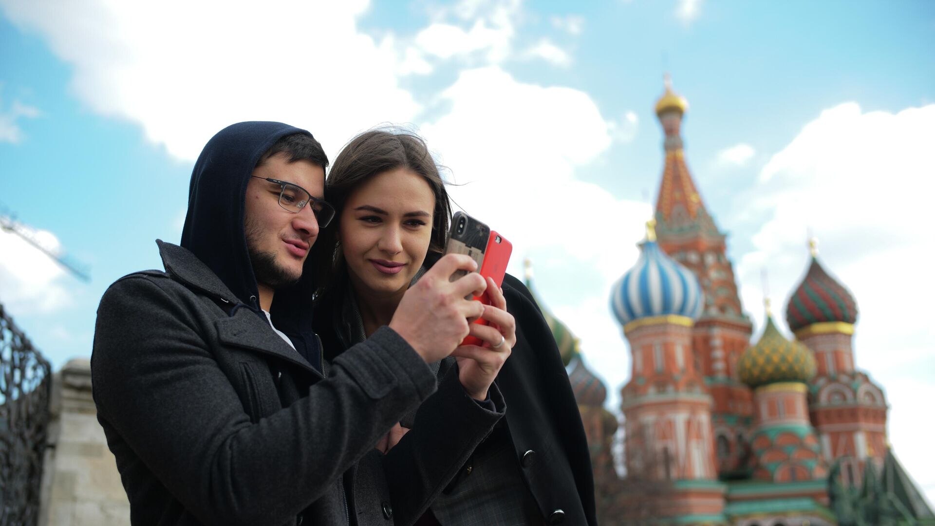 Молодые люди со смартфоном - Sputnik Беларусь, 1920, 17.05.2022