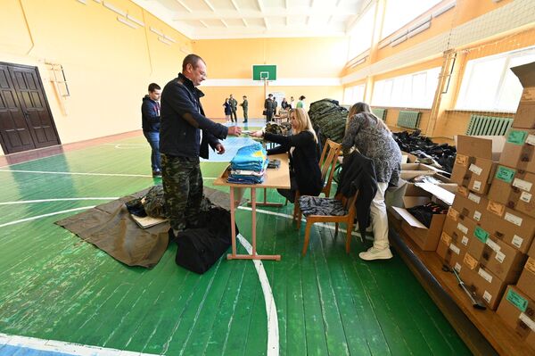 На сборном пункте территориалы проходят распределение, получают форму и экипировку - Sputnik Беларусь