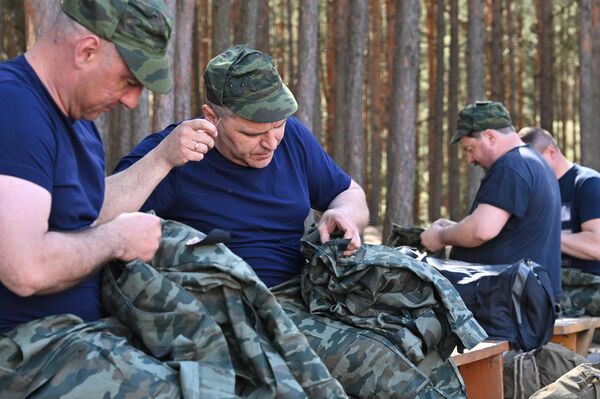 Бойцы территориальной обороны Брестской области пришивают шевроны - Sputnik Беларусь