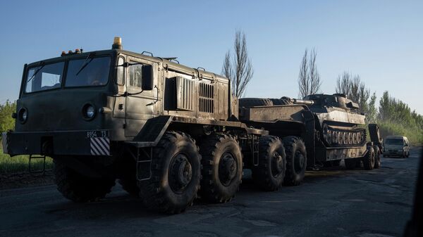 Военный грузовик перевозит платформу с украинской самоходной артиллерийской установкой в Донецкой области - Sputnik Беларусь
