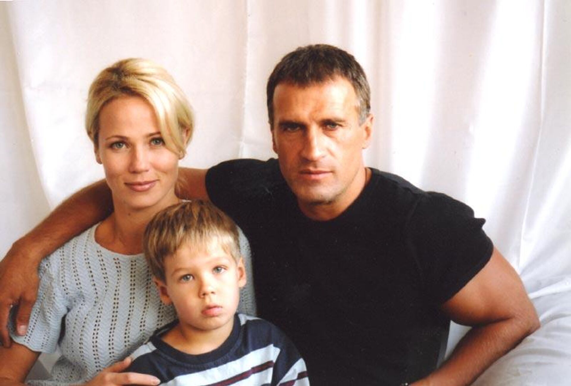 Александр Дедюшко с женой Светланой и сыном Димой погибли в автокатастрофе 3 ноября 2007 года - Sputnik Беларусь, 1920, 19.05.2022