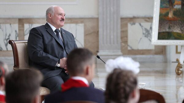 Аляксандр Лукашэнка падчас сустрэчы з піянерамі з нагоды святкавання 100-годдзя піянерскага руху - Sputnik Беларусь
