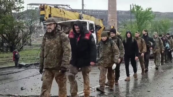 Продолжается выход пленных украинских боевиков с Азовстали - Sputnik Беларусь