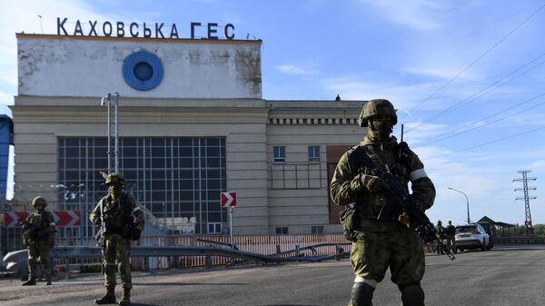 Военнослужащие РФ возле здания Каховской ГЭС - Sputnik Беларусь