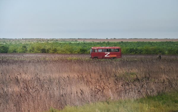 Автобус с буквой Z на дороге в Херсонской области. - Sputnik Беларусь