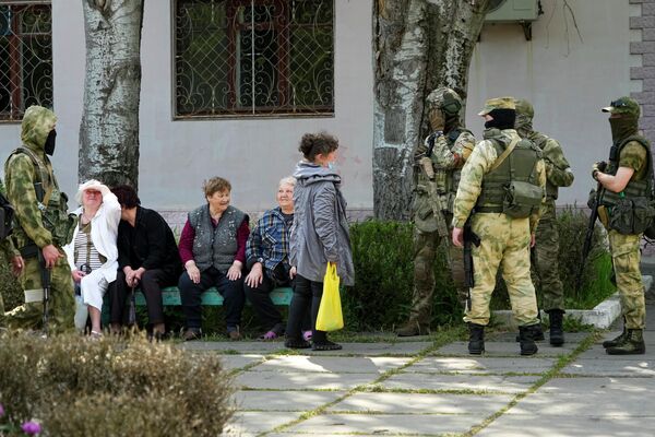 Пожилые жители Херсона разговаривают с российскими военными. - Sputnik Беларусь