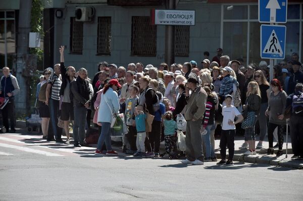 Прохожие на уличном переходе в украинском городе Херсон. - Sputnik Беларусь