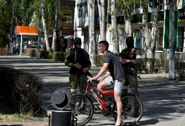 Велосипедист на фоне патрулирования украинского города Скадовск российскими военными. - Sputnik Беларусь