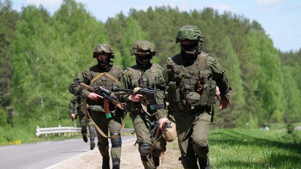 Белорусские военнослужащие продолжают выполнять задачи по усилению охраны участков государственной границы  - Sputnik Беларусь