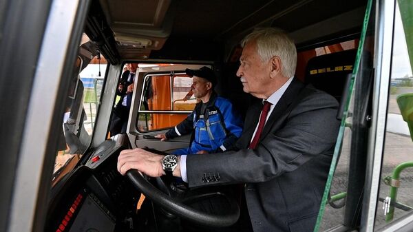 Посол РФ прокатился за рулем БелАЗ - Sputnik Беларусь