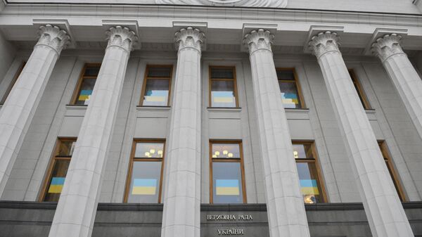 Флажки Украины в окнах здания Верховной рады - Sputnik Беларусь