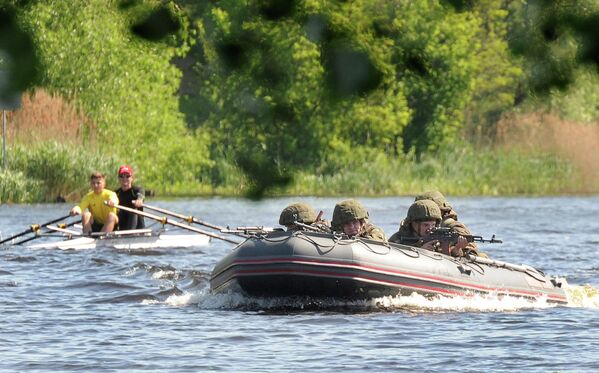 Контрольно-тактические занятия 38-й отдельной десантно-штурмовой бригады в Бресте на реке Мухавец - Sputnik Беларусь