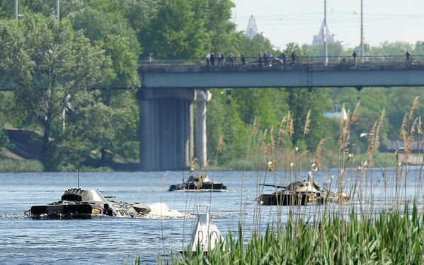 Контрольно-тактические занятия 38-й отдельной десантно-штурмовой бригады в Бресте на реке Мухавец - Sputnik Беларусь