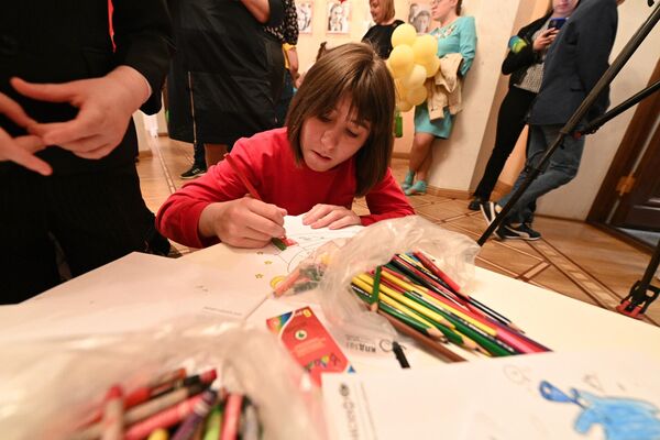 Благотворительное мероприятие ко Дню защиты детей в ТЮЗе - Sputnik Беларусь