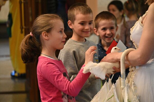 Благотворительное мероприятие ко Дню защиты детей в ТЮЗе - Sputnik Беларусь