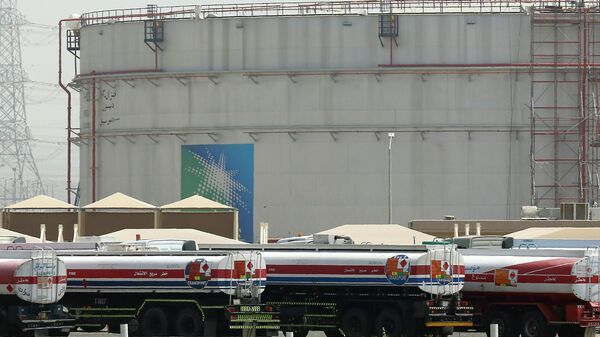 Автоцистерны выстраиваются в очередь перед резервуарами для хранения на нефтебазе в Северной Джидде, нефтяном объекте Aramco, Саудовская Аравия - Sputnik Беларусь