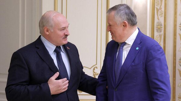 Александр Лукашенко 2 июня на встрече с губернатором Ленинградской области России Александром Дрозденко - Sputnik Беларусь