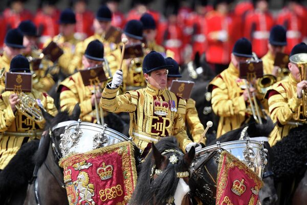 Дворцовая кавалерия марширует во время парада, который носит название Trooping the Color. Этот парад является традицией британских пехотных полков с XVII века, а с 1748 года проводится в официальный день рождения британского суверена. - Sputnik Беларусь